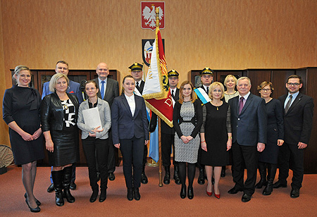 Pamiątkowe zdjęcie uczestników uroczystości