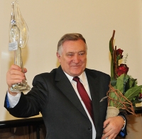 Profesor Czesław Łapicz ze statuetką Szklanego Anioła 