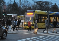 tramwaj i autobus w alei Solidarności