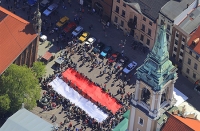Wielka biało-czerwona flaga na Rynku Staromiejskim z lotu ptaka